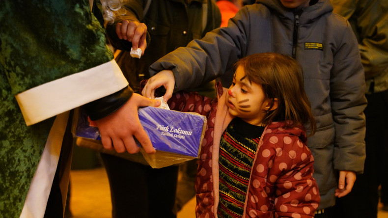 Topkapı Kaleiçi Meydanı'nda Ramazan Akşamları Devam Ediyor: Kadir Gecesi'nde Halkla İlişkiler Ofisi Ekiplerimizden Lokum İkramı