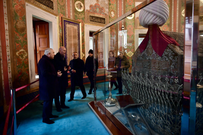 Başkan Turan, Bayram Namazı Sonrası Fatih Camii'nde Hemşehrileriyle Bayramlaştı