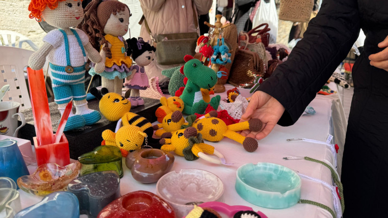 KARINCA El Emeği Eğitim Birimi Kursiyerlerimiz, El İşlerini Çarşamba Pazarı'nda Ziyaretçilerin Beğenisine Sunuyor