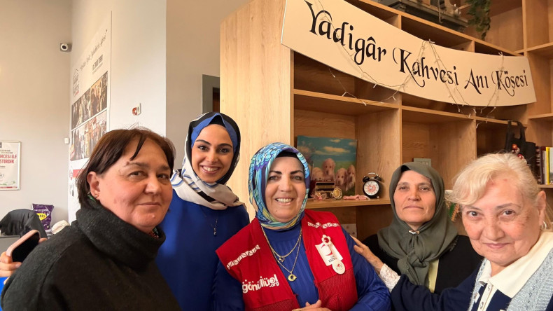 Kızılay Fatih Kadın Kolları'ndan Yadigâr Kahvesi'nde Büyüklerimize Saygı Haftası Ziyareti ve Hediye Takdimi