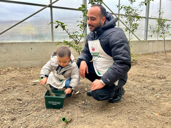 Yedikule Bahçe'de Minik Çiftçilerimiz İlk Tohumlarını Ekliyor