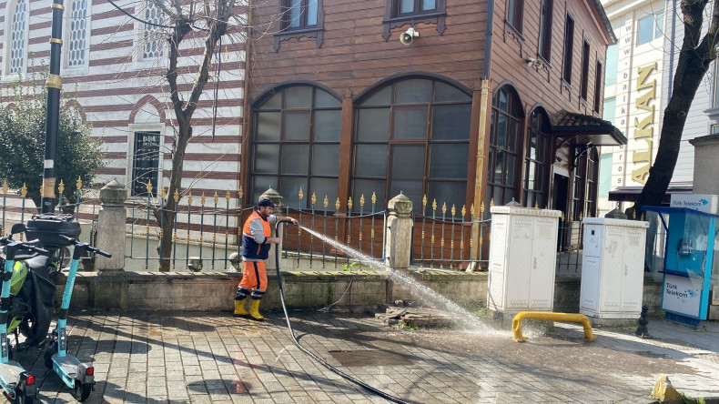 Fatih'te İbadethane Çevrelerinde 7/24 Temizlik ve Hijyen Seferberliği