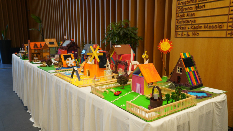 Merkez Kütüphanemizde “Bilim Fatih Sürdürülebilir Yaşam İçin Tasarım Projeleri” Sergisi Yenilenebilir Enerji Temalı Maketlerle Dikkat Çekti