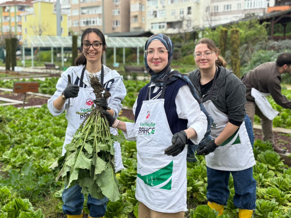 Şehirde Bahçıvan Atölyesi: Yedikule Bahçe'de Toprakla Buluşmanın İncelikleri