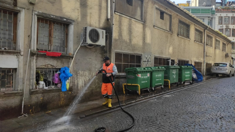 Fatih'te İbadethane Çevrelerinde 7/24 Temizlik ve Hijyen Seferberliği