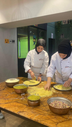 KARINCA El Emeği Eğitim Birimimiz ile GastroSanat'ta Künefe Ustalarından Öğrencilerimize Uygulamalı Künefe Eğitimi