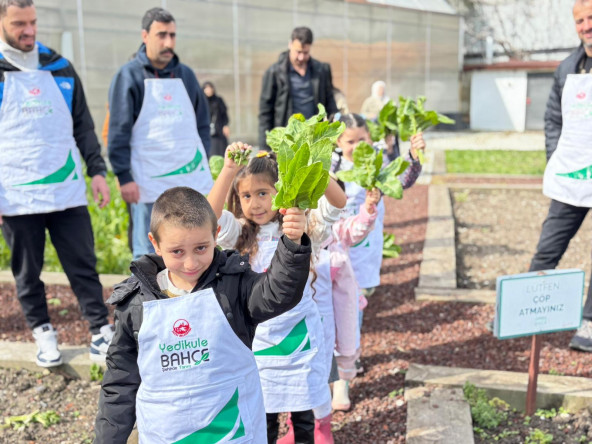 Yedikule Bahçe'de Minik Çiftçilerimiz İlk Tohumlarını Ekliyor
