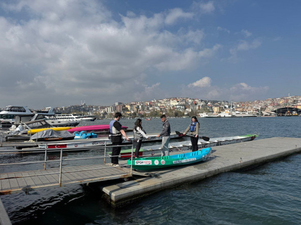 Üniversite Öğrencilerimiz, Fatih Belediyesi Kano ve Kürek Sporları Merkezi'nde Kano Heyecanını Yaşadı