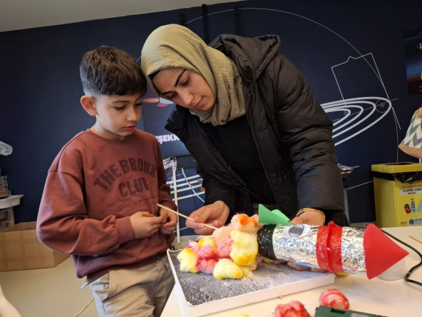 Bilim Fatih'te Çocuklarımız ve Velileriyle Uygulamalı Roket Tasarımı Programı