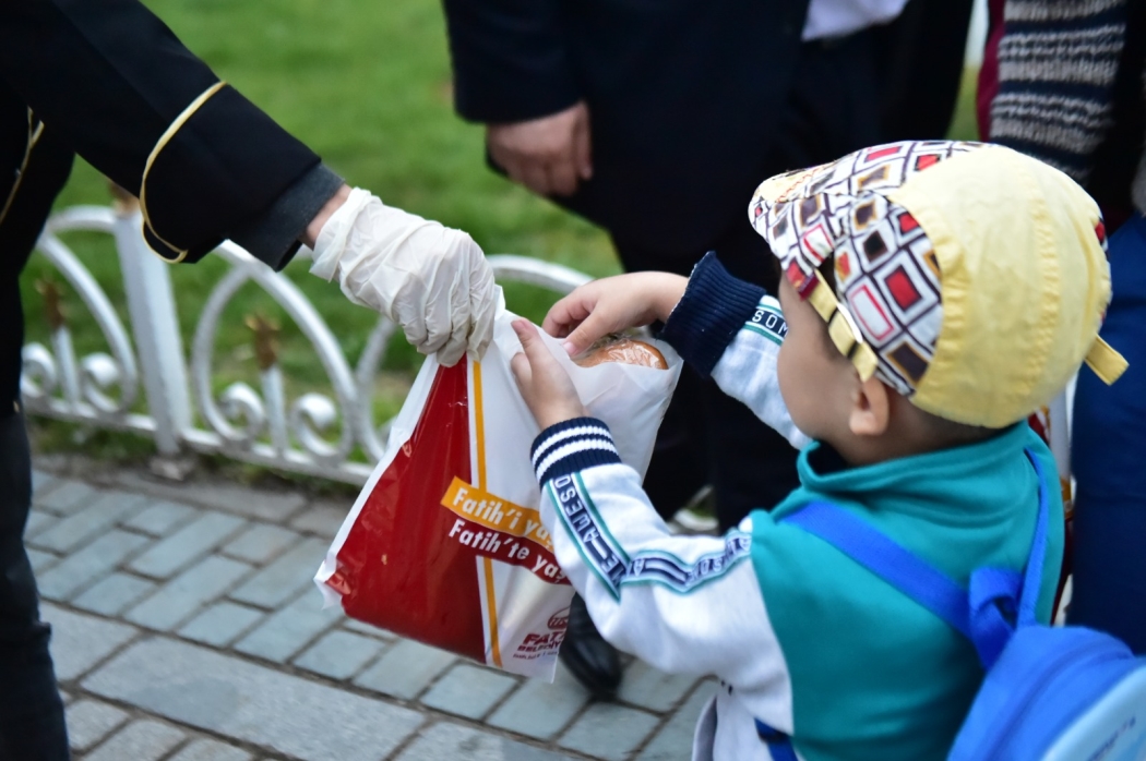 İlk Orucunu Açan İstanbullulara İftariyelik Dağıttık