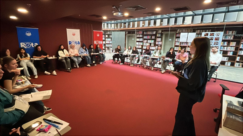 Kütüphaneler Birimimizin Rota Programıyla “Bir Adım Empati Projesi” Başladı: Gençlerimiz Akran Zorbalığına Karşı Kampanyalarını Sahaya Taşıyor