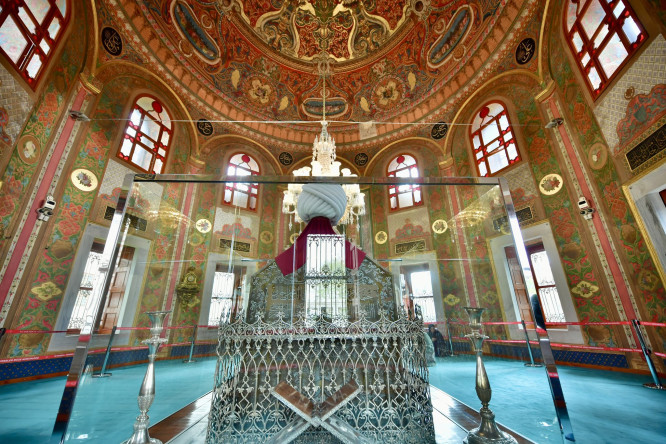 Vali Gül ve Başkan Turan, Fatih Sultan Mehmed Han'ı Vefatının 545. Yıl Dönümünde Türbesi Başında Dualarla Yâd Etti