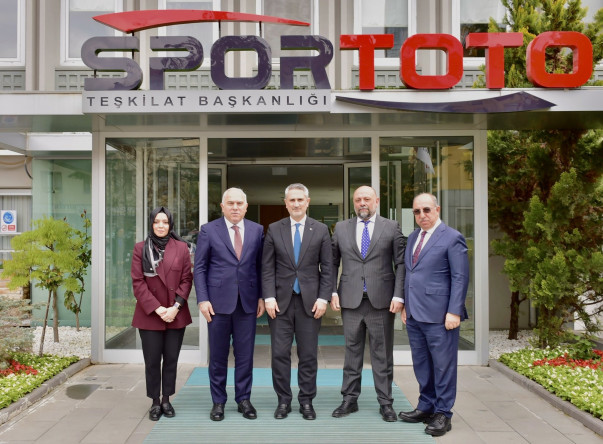 Başkan Turan ile Spor Toto Teşkilat Başkanı Öztürk, Kocamustafapaşa İçin Çok Amaçlı Gençlik Merkezi ve Açık Spor Alanları Protokolünü İmzaladı