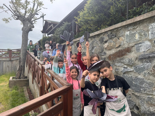 Yedikule Bahçe'de Minik Çiftçilerimiz İlk Tohumlarını Toprakla Buluşturuyor