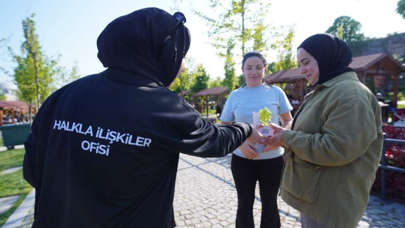 Halkla İlişkiler Ofisimizden Fatih'in Kıymetli Annelerine Çiçek Sürprizi