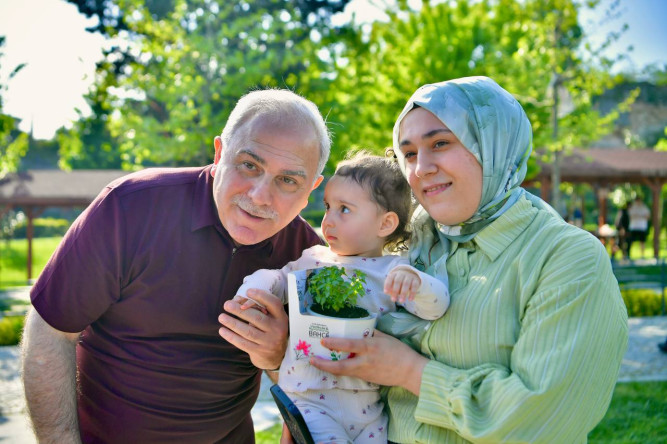 Anneler Günü Programı Fesleğen Dağıtımı