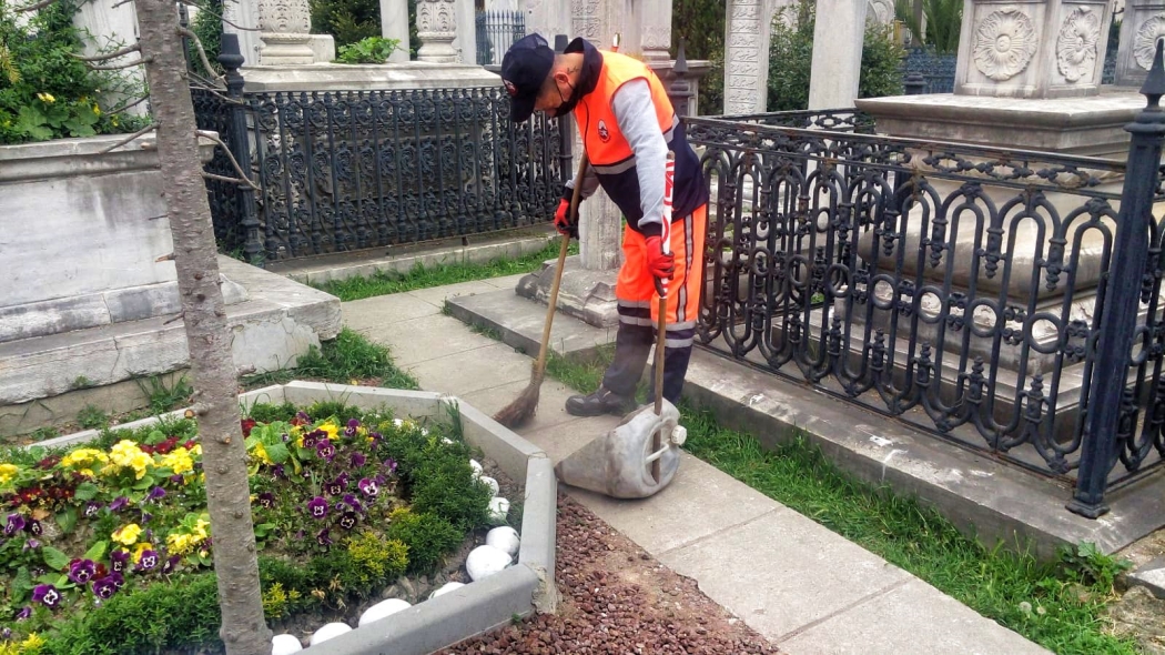 Türbe Kabir ve Hazirelerimizin Bakımlarını Aksatmıyoruz haberi