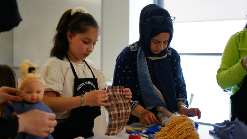 KARINCA El Emeği Eğitim Birimi'nden Anneler ve Çocuklarımıza Özel Bir Buluşma: GastroSanat'ta “Oyuncak Bebeğime Kıyafet Dikiyorum” Etkinliği