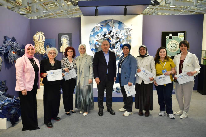 Başkan Turan, ArtContact İstanbul 6'da KARINCA El Emeği Eğitim Birimlerimizin Standını Ziyaret Ederek El Emeği Çalışmaları Yakından İnceledi