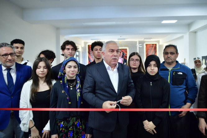 Başkan Turan, Seyyid Ömer Anadolu Lisesi'nde Gençlerimizin Hazırladığı Serginin Açılışını Gerçekleştirerek Okul Kütüphanesini Ziyaret Etti