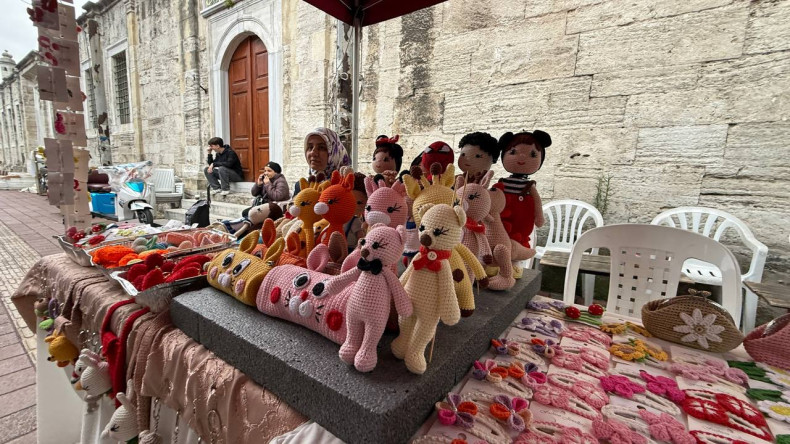 KARINCA El Emeği Eğitim Birimi Kursiyerlerimiz, El İşlerini Çarşamba Pazarı'nda Ziyaretçilerin Beğenisine Sunuyor