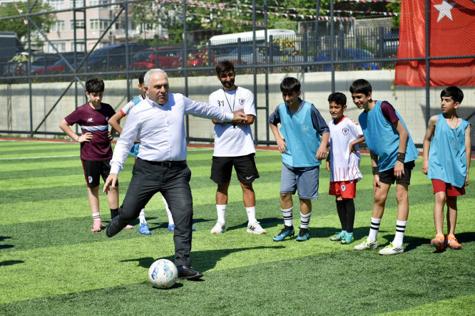Başkan Turan, Silivrikapı Spor Köyü ve Yedikule Yüzme Havuzu'nda Geleceğin Şampiyon Adaylarıyla Buluştu