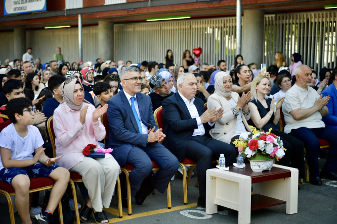 Başkan Turan, Yavuz Selim Ortaokulu Öğrencilerimizin Mezuniyet Sevincine Ortak Oldu