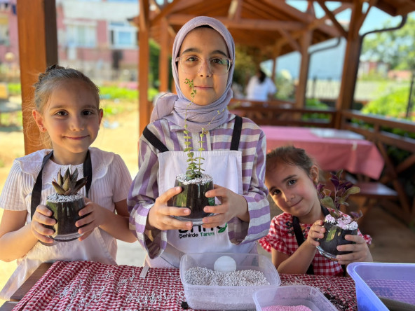 Ayvansaray Bahçe'de Nesiller Buluştu: Veliler ve Çocuklar Atalık Tohum Şenliği'nde Eğlenerek Öğrendi