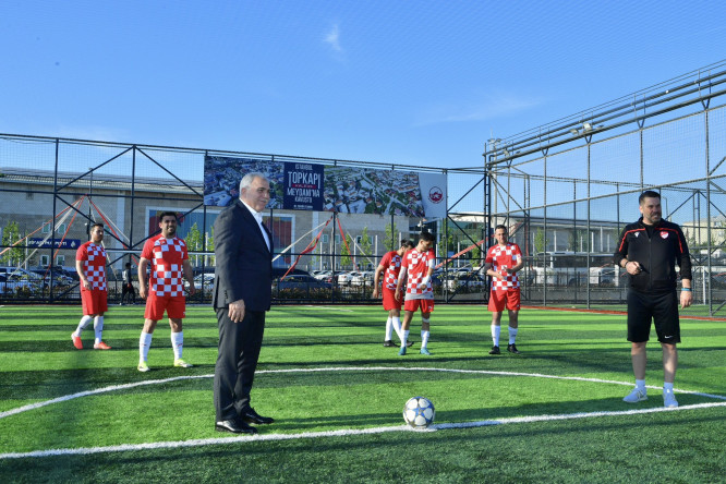 Başkan Turan, Silivrikapı Spor Köyü'nde Düzenlenen Müdürlükler Arası Futbol Turnuvası Finalinde Çalışma Arkadaşlarının Mücadelesini İzledi