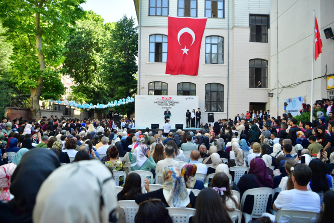 Gelenbevi Anadolu Lisesi'nin 115. Mezuniyet Töreni'ne Katılan Başkan Turan, Gençlerimizin Heyecanını Paylaştı