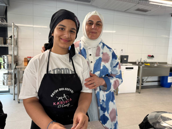 Silivrikapı'da KARINCA El Emeği Eğitim Birimimiz ile Anneler ve Çocuklarımız İçin “Sosisli Tavşan Poğaça” Keyfi