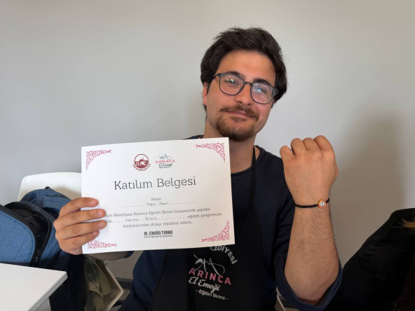 Vatandaşlarımız, KARINCA El Emeği Eğitim Birimi'nin Silivrikapı'daki Makrome Bileklik Atölyesi'nde Kendi Tasarımlarını Oluşturuyor