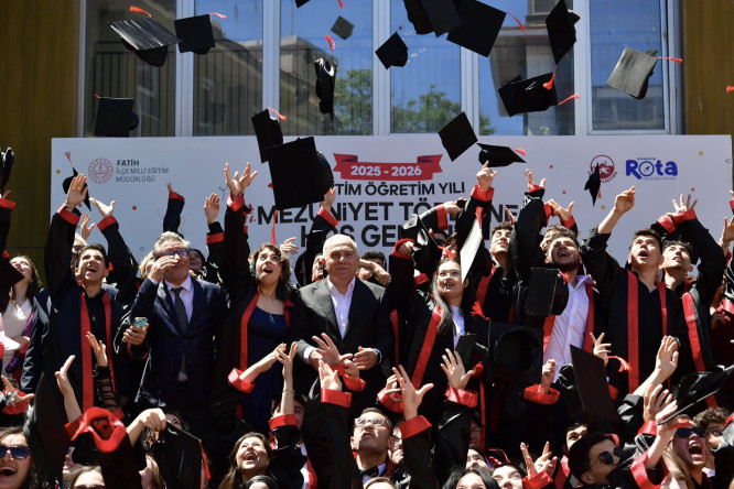 Başkan Turan, Ahmet Rasim Anadolu Lisesi Mezuniyet Töreni'nde Gençlerimizin Gurur ve Sevinç Dolu Gününe Ortak Oldu