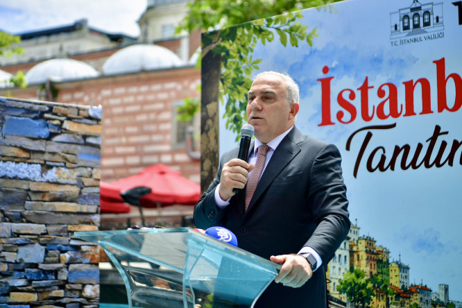 İstanbul Simidi Tanıtım Etkinliği, Vali Gül ve Başkan Turan'ın Katılımıyla Yeni Camii Simitçi Heykeli Meydanı'nda Düzenlendi