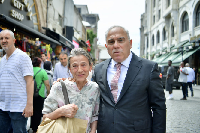 Başkan Turan, Tarihî Ticaretin Merkezi Eminönü'nde Esnaf ve Vatandaşlarımızla Buluştu