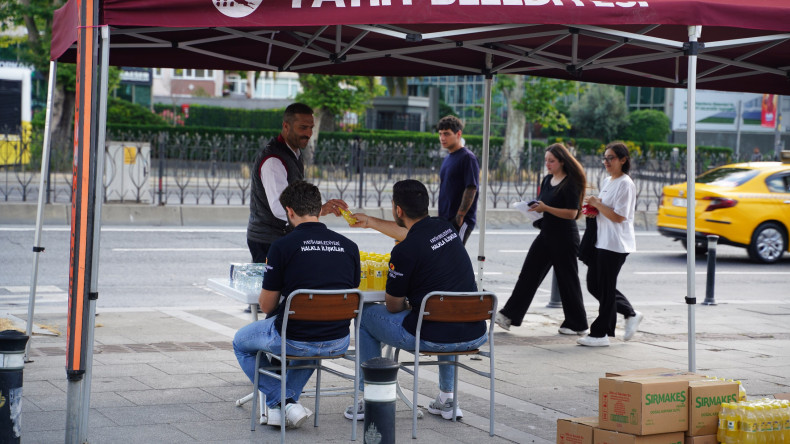 Halkla İlişkiler Ofisimizden YKS'ye Giren Öğrencilerimize ve Velilere Limonata İkramı