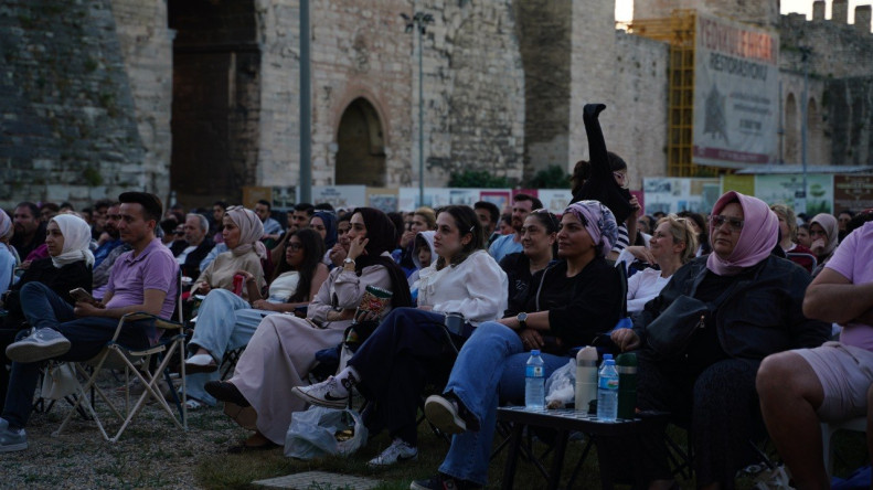 Açık Havada Tarihle Buluşma: Yedikule Hisarı'nda Sinema Akşamları “Aile Saadeti” ile Devam Ediyor