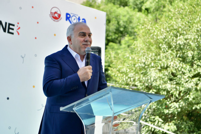 Başkan Turan, Neslişah Kız Anadolu İmam Hatip Lisesi Öğrencilerimizin Mezuniyet Heyecanını Paylaştı