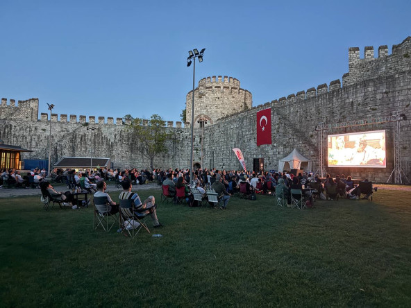 Açık Havada Tarihle Buluşma: Yedikule Hisarı'nda Sinema Akşamları “Bursa Bülbülü” ile Devam Ediyor