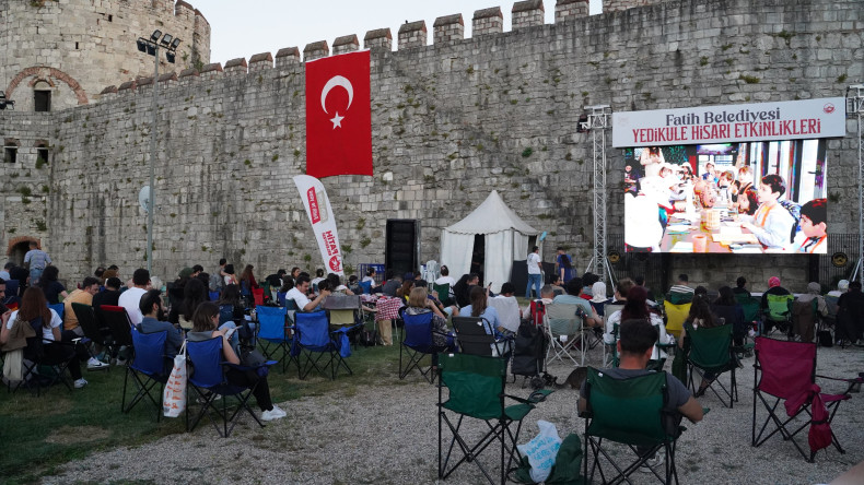 Açık Havada Tarihle Buluşma: Yedikule Hisarı'nda Sinema Akşamları “Aile Arasında” ile Devam Ediyor