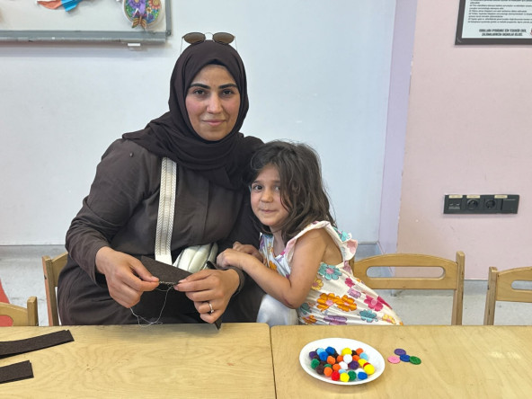 Sümbülefendi Çocuk Kütüphanesi'nde Anneler ve Çocuklarımız Aynı Masada Buluştu, Sevgi Temalı Keçe Çantalar Hazırladı