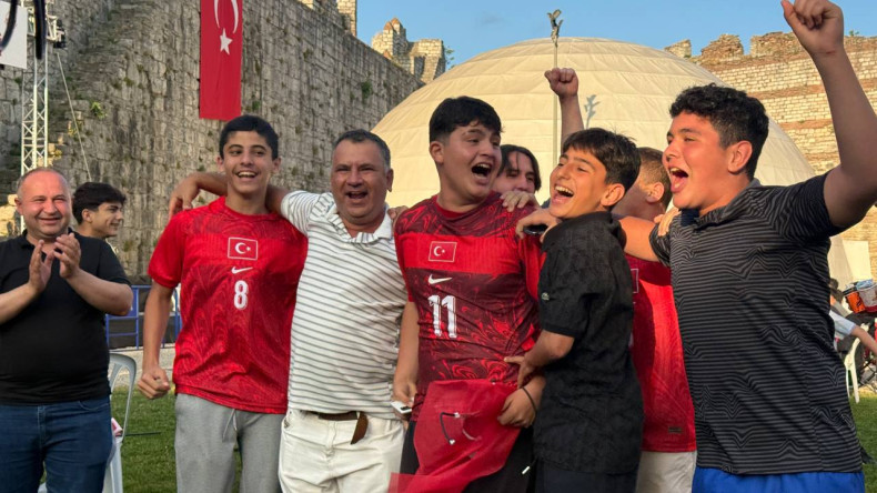 Türkiye-ABD Dünya Kupası Karşılaşması Yedikule Hisarı'nda Dev Ekranda Takip Edildi