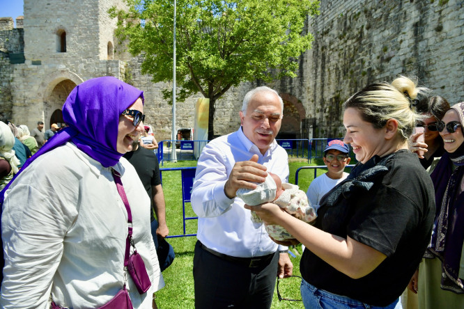 Başkan Turan, Yedikule Hisarı'ndaki Yaz Buluşması'nda Fatih Belediyesi Ailesiyle Bir Araya Geldi