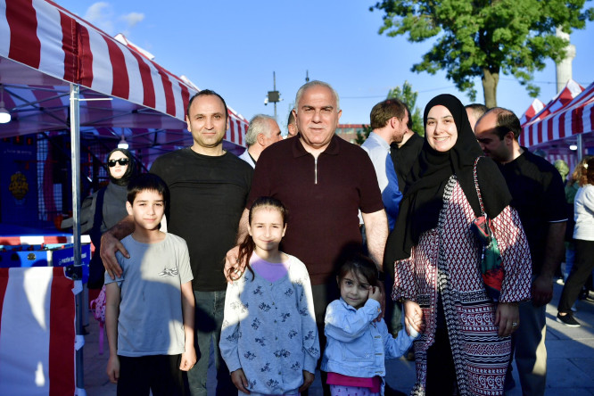 Başkan Turan, Topkapı Kaleiçi Meydanı'nda Başlayan Mutlu Çocuk Şenliğimizde Çocuklarımız ve Aileleriyle Buluştu