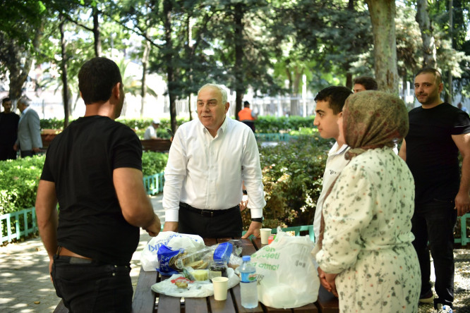 Başkan Turan, Molla Şeref ve Şehit Mehmet Çetinkaya Parkı'nda Hemşehrileriyle Buluştu