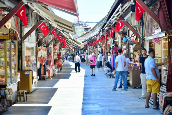 Vali Gül ile Başkan Turan, Tarihî Arasta Çarşısı'nda Esnafla Buluştu