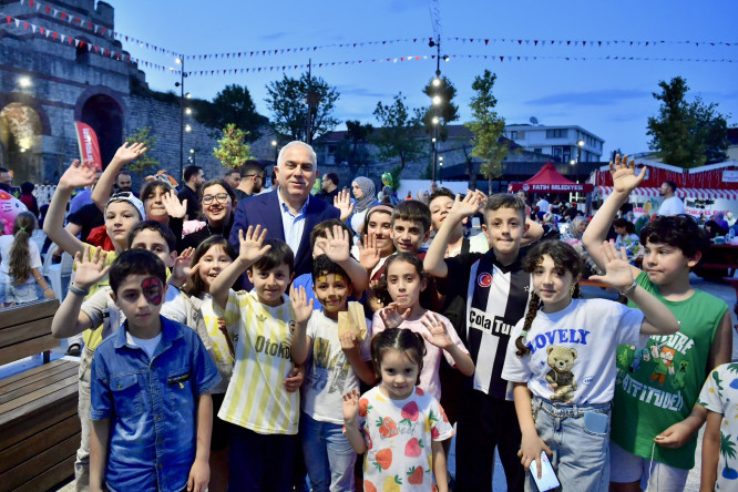 Başkan Turan, Topkapı Kaleiçi Meydanı'nda Düzenlenen Mutlu Çocuk Şenliği'ni Ziyaret Etti