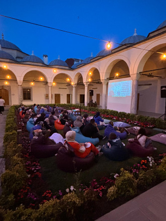 Medrese Davutpaşa'da Avluda Sinema Devam Ediyor: “Yine Gel” Filmi İzleyiciyle Buluştu