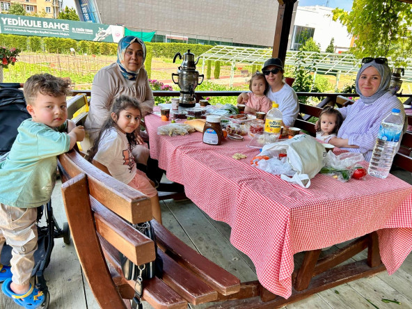 Yedikule Bahçe'de Piknik Keyfi Devam Ediyor