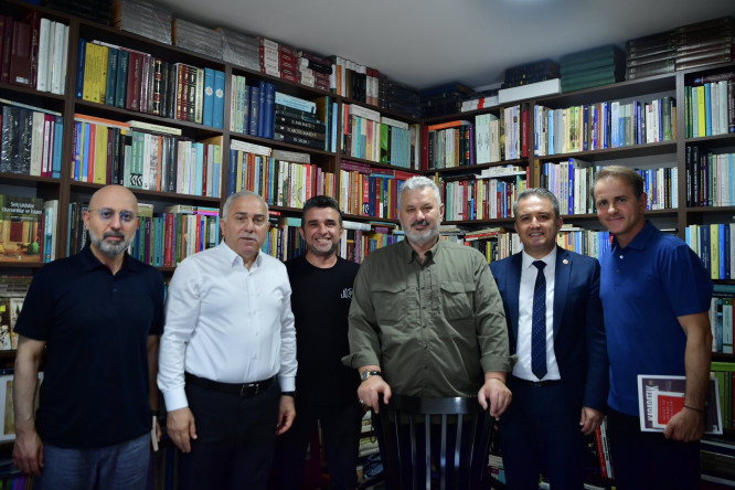 Başkan Turan, İstanbul Milletvekilleri Hasan Turan ve İsa Mesih Şahin ile Cağaloğlu Kitapçılar Çarşısı'nı Ziyaret Etti